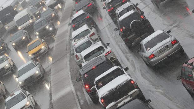 Лихач на BMW прокатил пассажиров в прицепе с гирляндами в Уфе