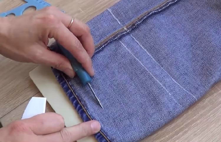 Лучше, чем в ателье: как укоротить джинсы, не задев нижний шов