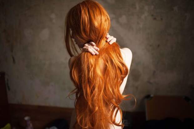 девушка с длинными, рыжими волосами