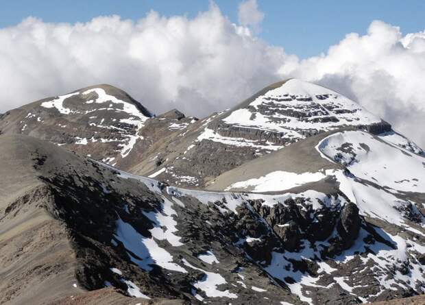 Чакалтая, Боливия Единственный горнолыжный курорт в Боливии еще 15 лет мог похвастаться самой высокой трассой в мире. Однако в результате изменений климата ледник, сформировавшийся более 18 000 лет назад, стал стремительно уменьшаться в размерах. С 1980 года он уменьшился более, чем на 80 %. Пару лет назад снегом оставалось покрыто всего несколько квадратных метров. Эдсон Рамирес, сотрудник института гидрологии в Ла-Пасе, предполагает, что в 2015 году ледник полностью исчезнет.