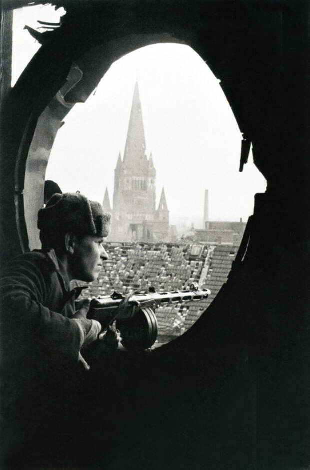 Охраняя завоеванный город, 1945 год. Охраняя завоеванный город, 1945 год.