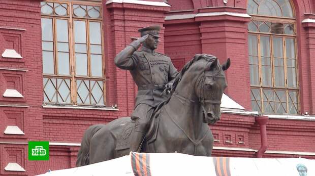 Памятник жукову в москве фото Зачем заменили памятник Жукову в центре Москвы - Обсуждение статьи