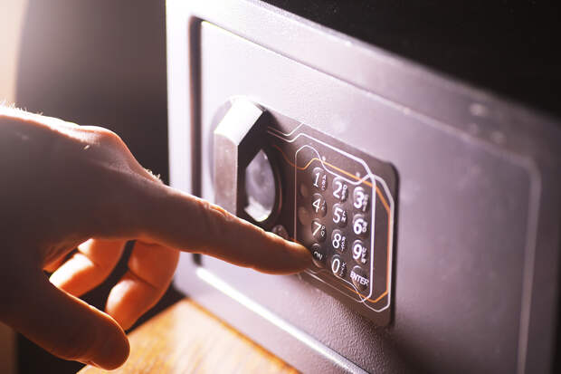 Россиянка потеряла 106 миллионов рублей после вскрытия сейфа