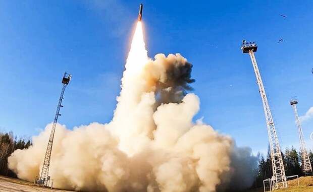 На фото: пуск межконтинентальной баллистической ракеты "Ярс" в рамках тренировки стратегических ядерных сил под руководством президента РФ Владимира Путина.