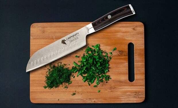 Используйте прорезь на доске для ссыпания зелени. \ Фото: pinterest.com.