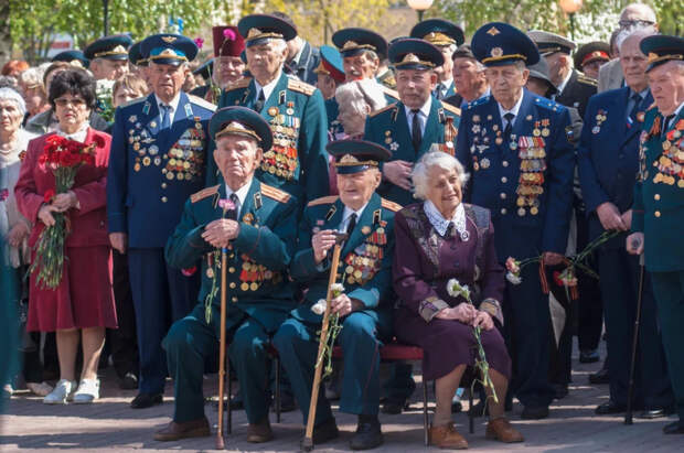 "Кого уже нельзя обнять, поблагодарить, расспросить": Журналисты запустили спецпроект "Письмо деду" к 9 Мая