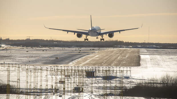 В Финляндии сильный ветер сдул два самолёта с рулёжной дорожки в сугроб