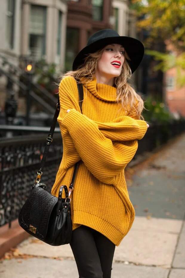 Красивая женщина в желтом свитере. /Фото: assets.rebelmouse.io