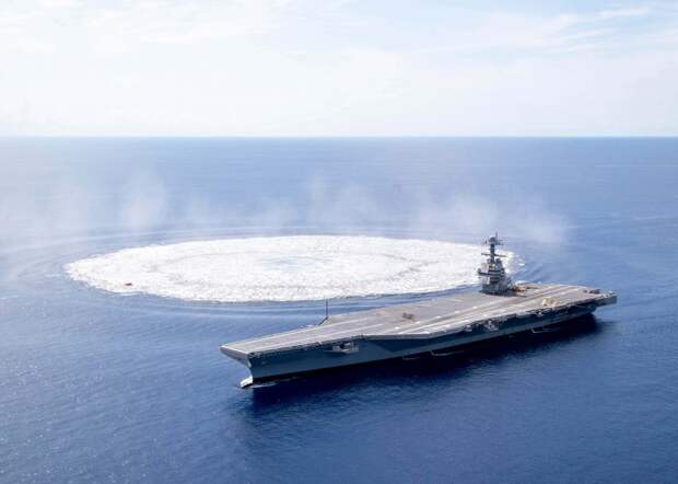 Опубликованы фото и видео испытания нового американского авианосца USS Gerald R. Ford мощным взрывом
