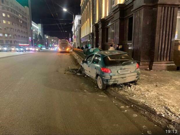 В Челябинска автомобиль разбил забор и отбросил осколки на пешехода