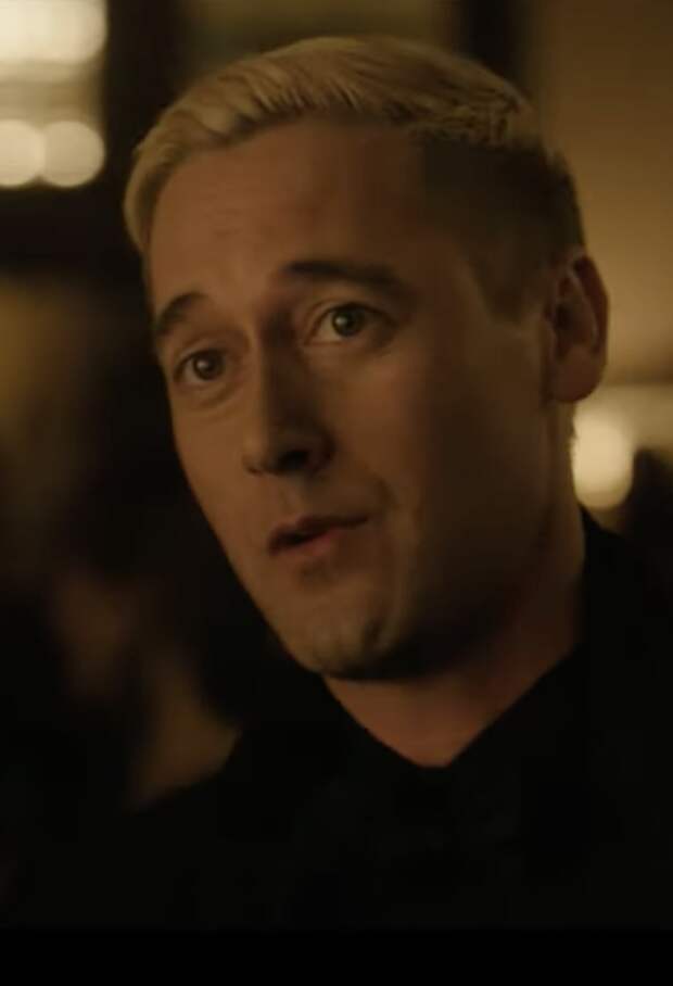A blonde Ryan Eggold stars as Ed Ramsey in Cross Season 1.