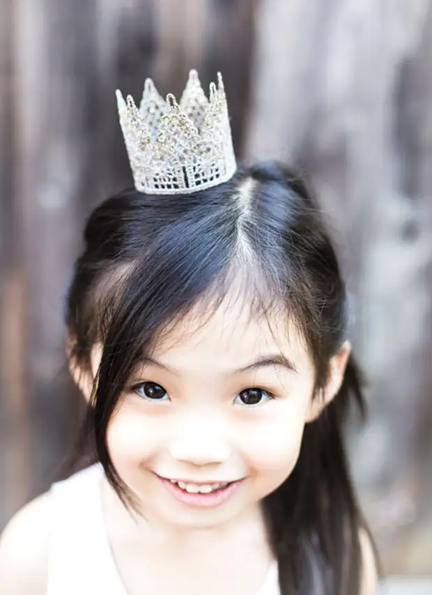 Как прикрепить корону к волосам ребенка фото