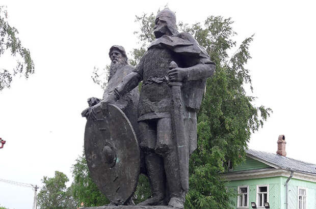 Памятник Рюрику и Вещему Олегу в Старой Ладоге.