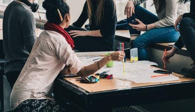 Библиотека № 214 приглашает 17 декабря к участию в квизе «Без пяти восемь»