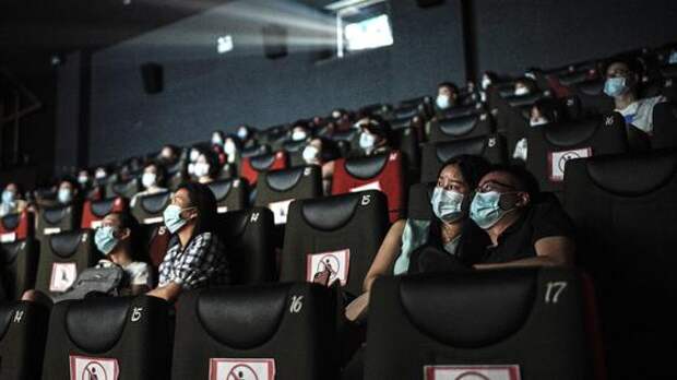 Люди сидят в кинотеатре Люди сидят в кинотеатре