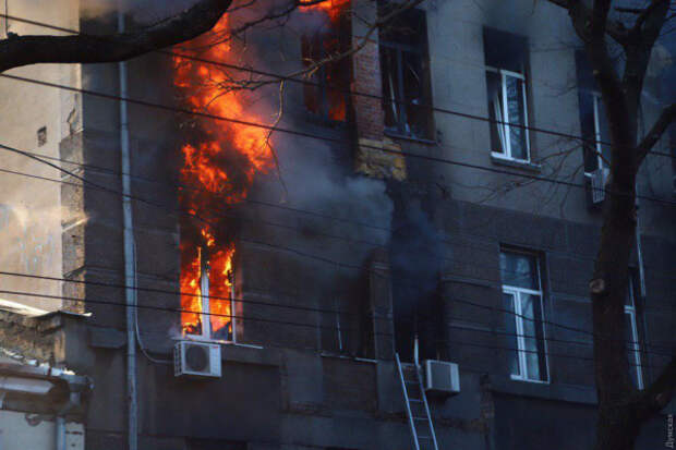 После пожара в Одесском колледже пропали 14 человек