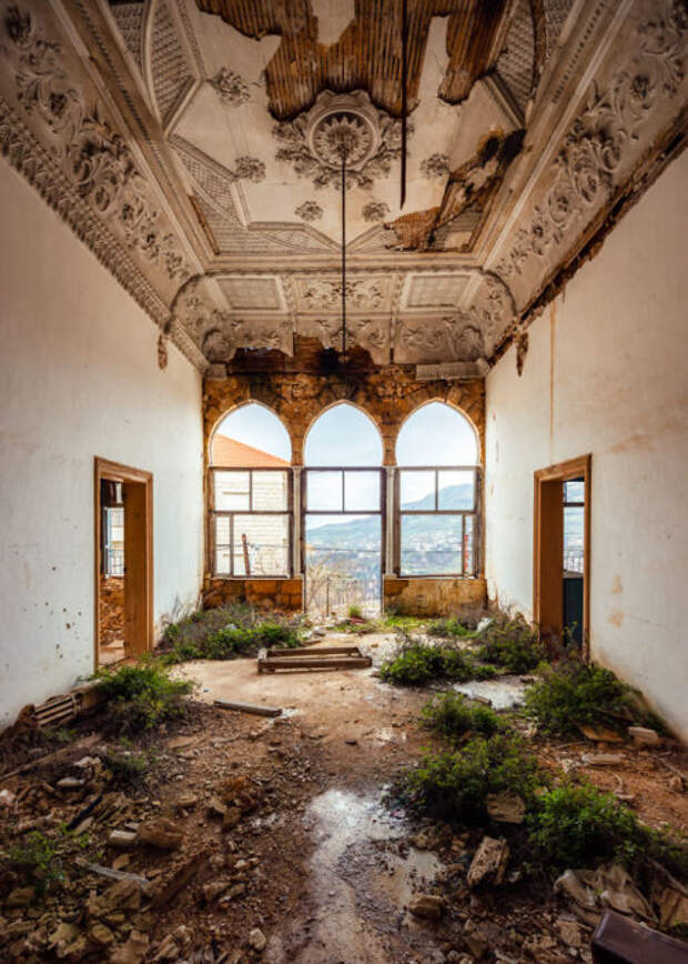 Стоит человеку покинуть здание, как природа обязательно начнет отвоевывать территорию (фотопроект «A Paradise Lost», Ливан). | Фото: boredpanda.com/ © James Kerwin.