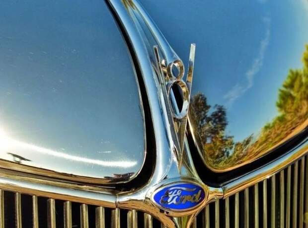 Ford V8 Tudor Deluxe с кузовом из нержавеющей стали