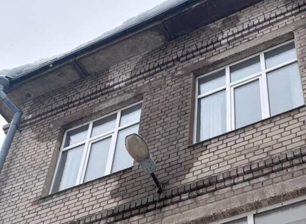 В школе № 40 в Рязани вода с крыши льется прямо в классы