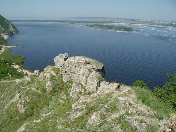 Петров камень и водосброс Жигулёвской ГЭС