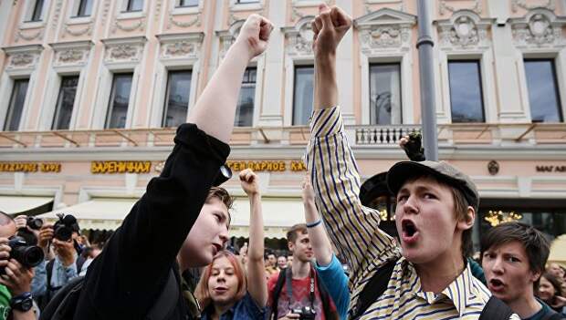 Молодые люди на Тверской улице в Москве во время несанкционированной акции. 12 июня 2017 Молодые люди на Тверской улице в Москве во время несанкционированной акции. 12 июня 2017