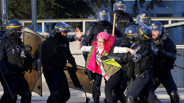 «Остановите полицейское насилие»: во Франции прошли очередные массовые протесты «жёлтых жилетов»