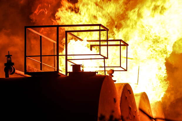 Появилась информация о пострадавших на загоревшейся после атаки БПЛА российской нефтебазе