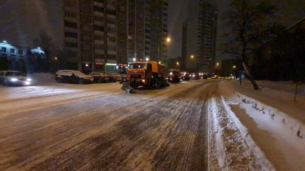 В Отрадном устраняют последствия снегопада