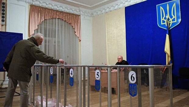 Житель Киева на избирательном участке во время второго тура выборов в органы местного самоуправления в Киеве Житель Киева на избирательном участке во время второго тура выборов в органы местного самоуправления в Киеве