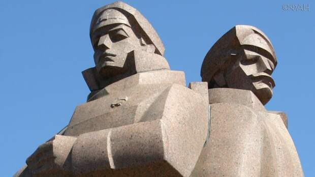 Правительство Латвии — на помойку! Русский марш по центру Риги Латышские стрелки в Риге до сих пор стоят со звездами и орденом Красного знамени