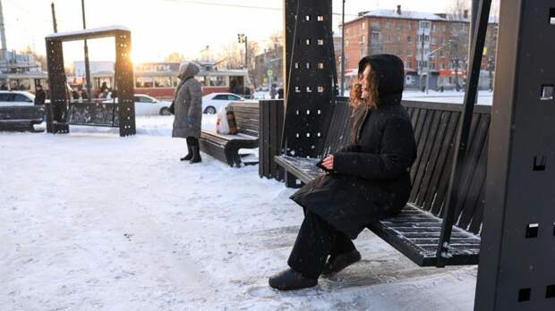 На Сортировке появился сквер с качелями, детской площадкой и голубыми елями