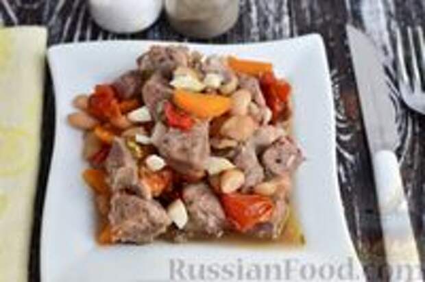 Фото к рецепту: Мясо, томленное в вине, с фасолью, помидорами и морковью