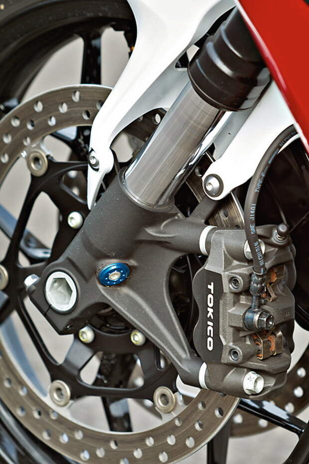 Тормоза Tokico на CBR1000RR отличаются как прозрачностью на рычагах, так и общей работой.