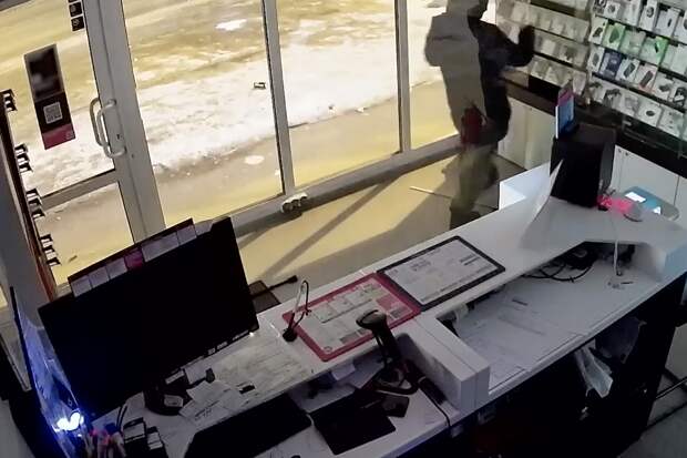 В Казани мужчина за несколько минут ограбил салон связи на 400 тыс. рублей