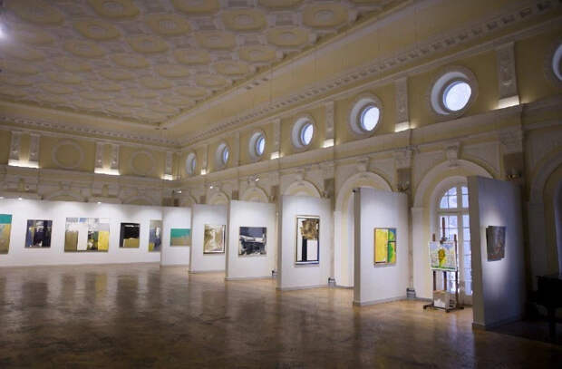 Уникальный и глубокий художественный мир: в столице выставлены картины Андрея Сырбу