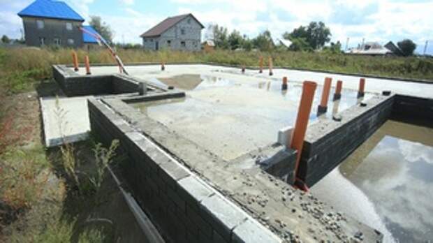 Недостроенный дом компанией