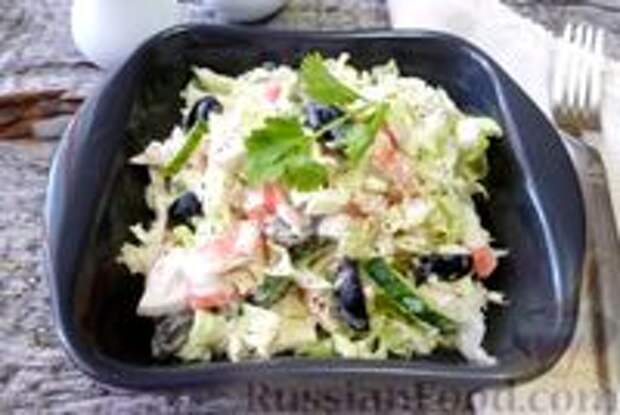 Фото к рецепту: Салат с крабовым мясом, пекинской капустой и сыром