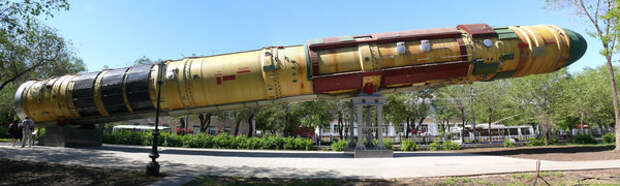 Для осознания размера ракеты приглядитесь к людям, стоящим слева и фонарному столбу.