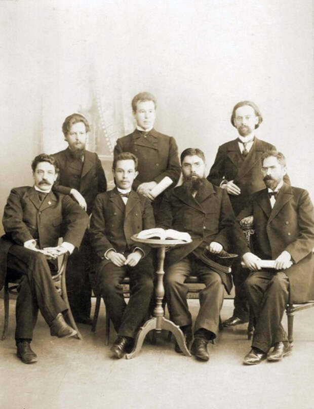 Павел Бажов (на фото стоит слева) с коллегами-педагогами по училищу. /Фото:ompural.ru