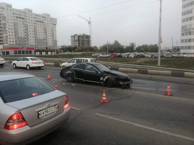 Водитель автомобиля проехал на красный. ДТП С Мерседесом в Омске на метромосту. Авария Омск 2022 Мерседес метромост. ДТП на метромосту в Омске вчера.