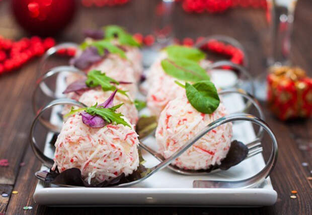 Вкусно до безумия: 6 праздничных салатов с крабовыми палочками. Если одним словом — восторг!