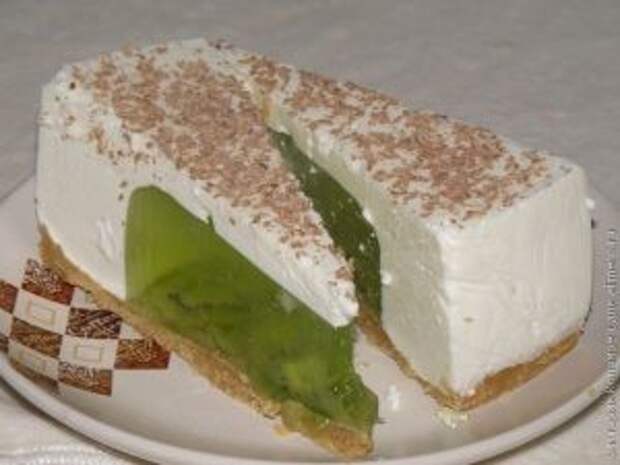 Фото к рецепту: Желейный тортик из киви и сметаны без выпечки