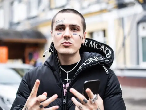 Вставший на колено в Польше рэпер Фейс получил статус иноагента