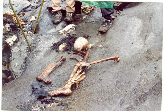 skeletons05 skeletons05 Озеро скелетов Роопкунд в Индии