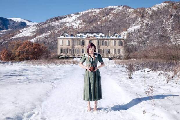 Фотограф запечатлел свою девушку в разных заброшенных местах