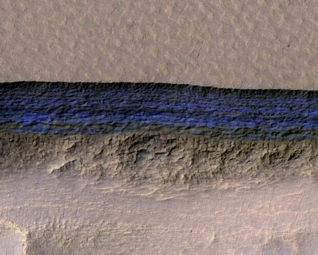 Фото: NASA / Темные полосы на Марсе, которые, как считают ученые, могут образовываться на месте периодических потоков соленой воды