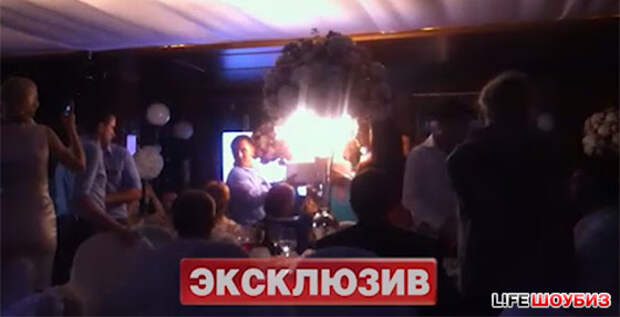 Зал был украшен огромными букетами из пионов