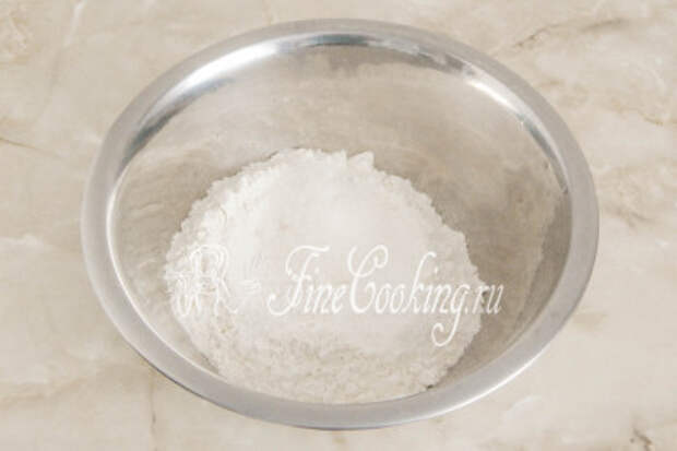 В миску просеиваем пшеничную муку, добавляем разрыхлитель теста (как его сделать в домашних условиях, [читайте в этом рецепте](/recipe/razryhlitel-v-domashnih-usloviyah)), сахарный песок и немного соли для баланса вкуса