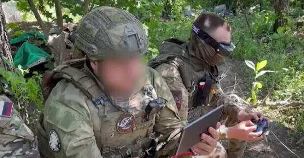 Показаны кадры поражения БТР-4Е ВСУ с помощью дрона российскими морпехами на Харьковском направлении