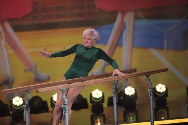 gimnastka-87letnyaya-vyglyadit-futbol-hokkey-sport gimnastka-87letnyaya-vyglyadit-futbol-hokkey-sport